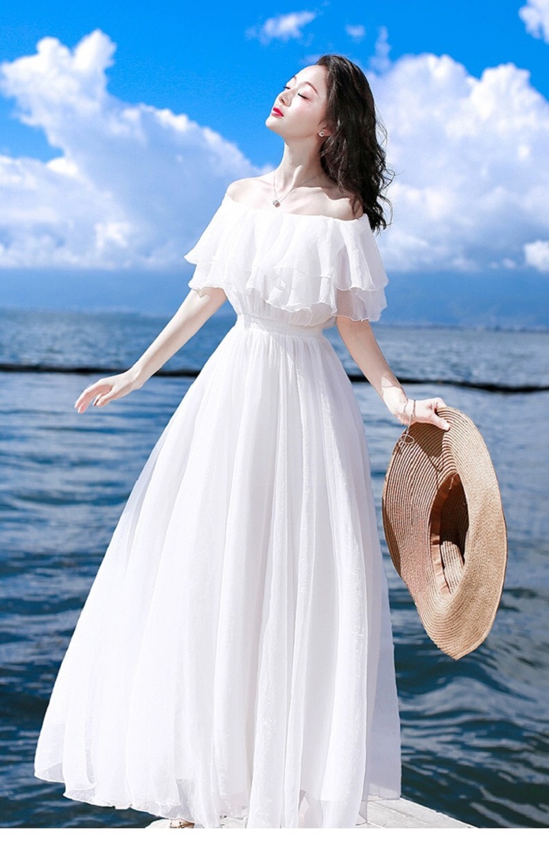 Những chiếc váy maxi trắng thực sự là sự lựa chọn không thể bỏ qua cho dịp đi biển năm nay