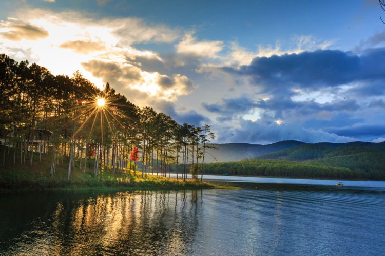Hồ Tuyền Lâm – hồ nước ngọt nhân tạo thơ mộng và bình yên lạ thường của Đà Lạt