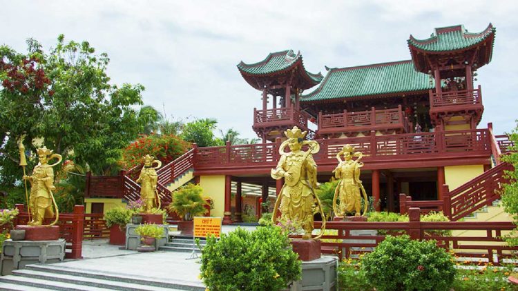 Khám phá vẻ đẹp của chùa Phước Long Tự cùng với chiếc cầu treo độc đáo