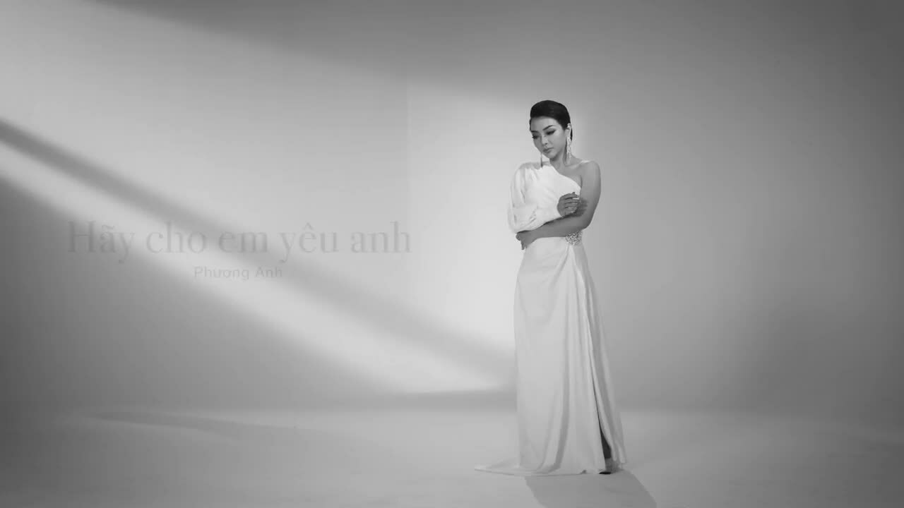 MV "Hãy cho em yêu anh" được quay với hai tông màu trắng và đen