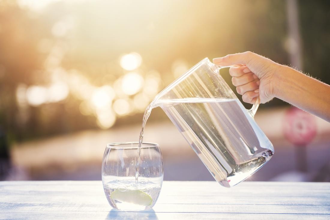 Uống nước hàng ngày giúp phụ nữ giữ dáng